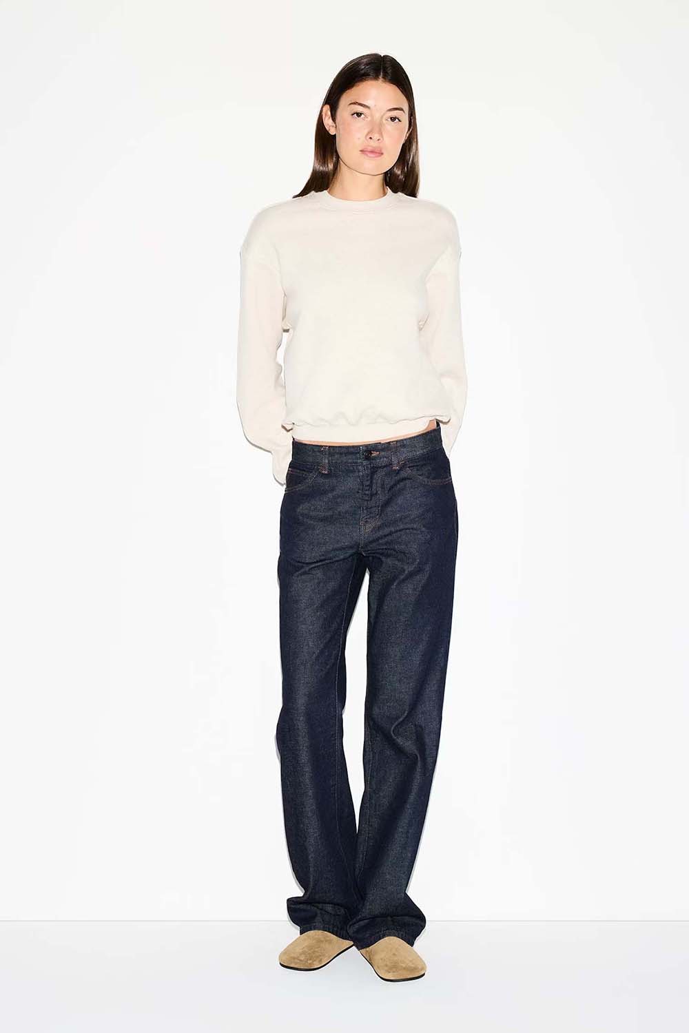 תמונת כל הלוק של CLASSIC CREW SWEATSHIRT